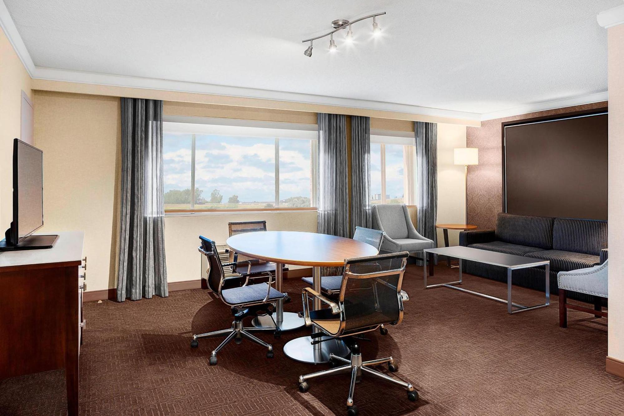 Sheraton Laval Hotel Exterior foto